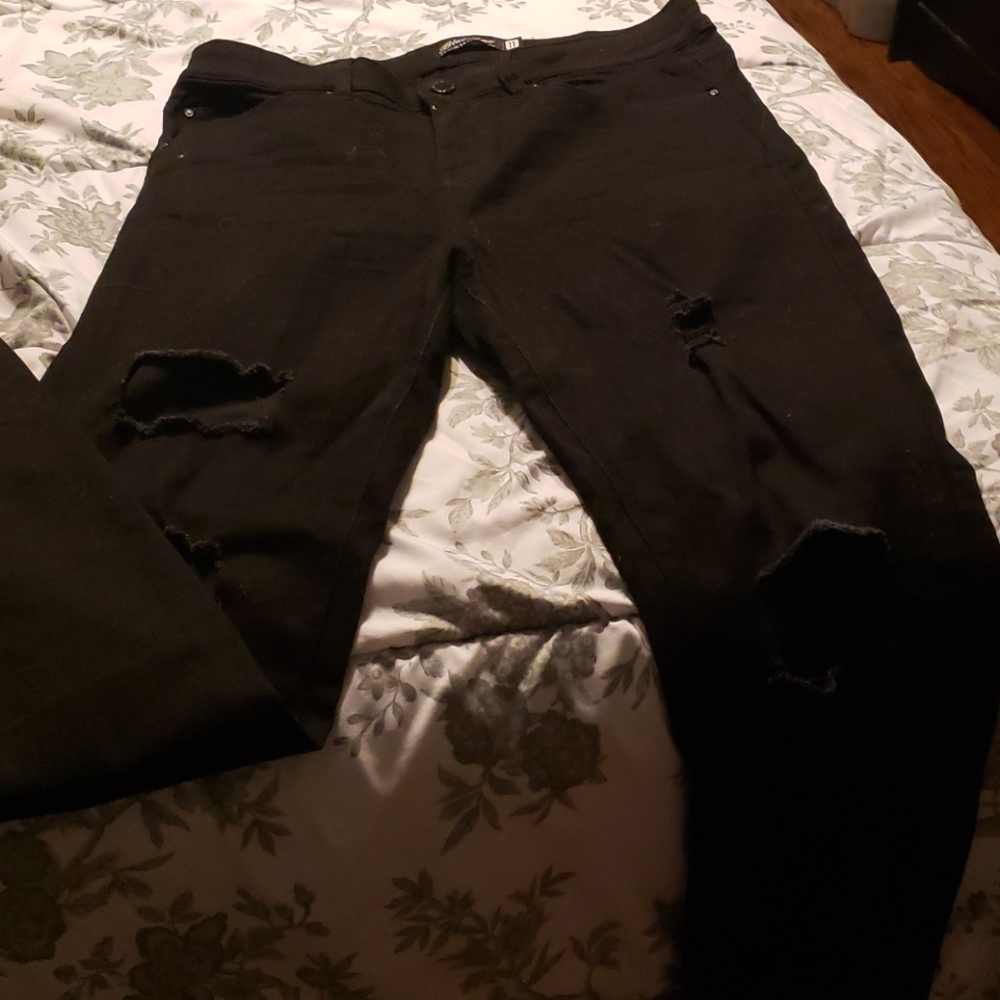 Distressed skinny jeans